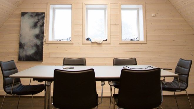 Flott konferranserom med skråtak