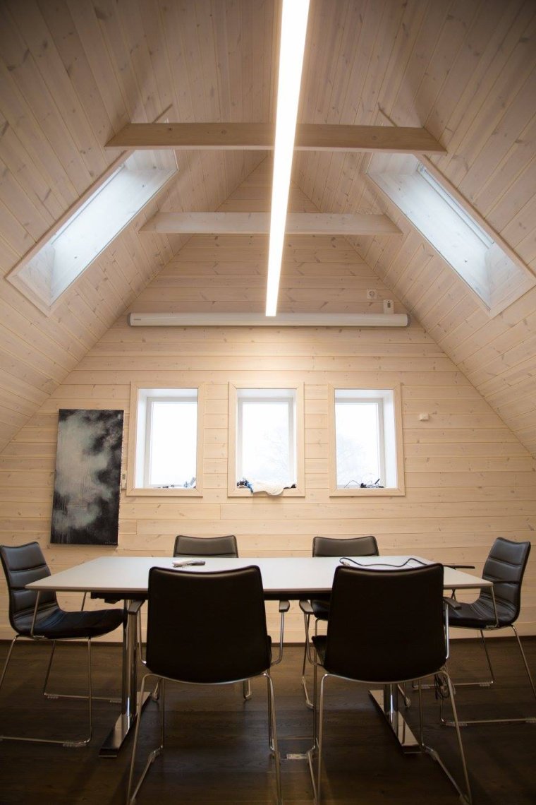 Flott konferranserom med skråtak