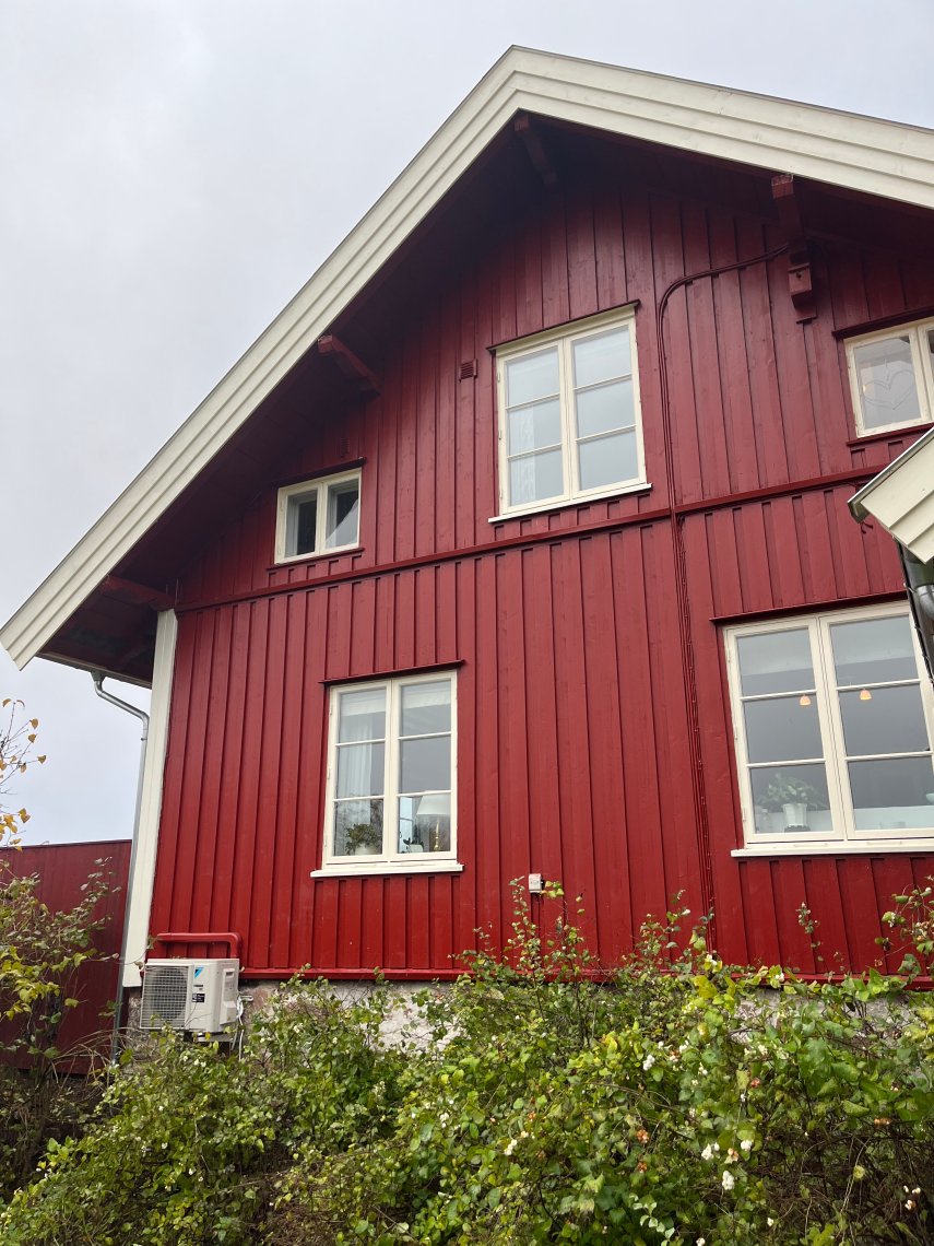 Sidevegg på rødt hus