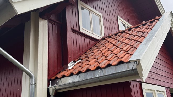 Hus sett fra siden med detaljer