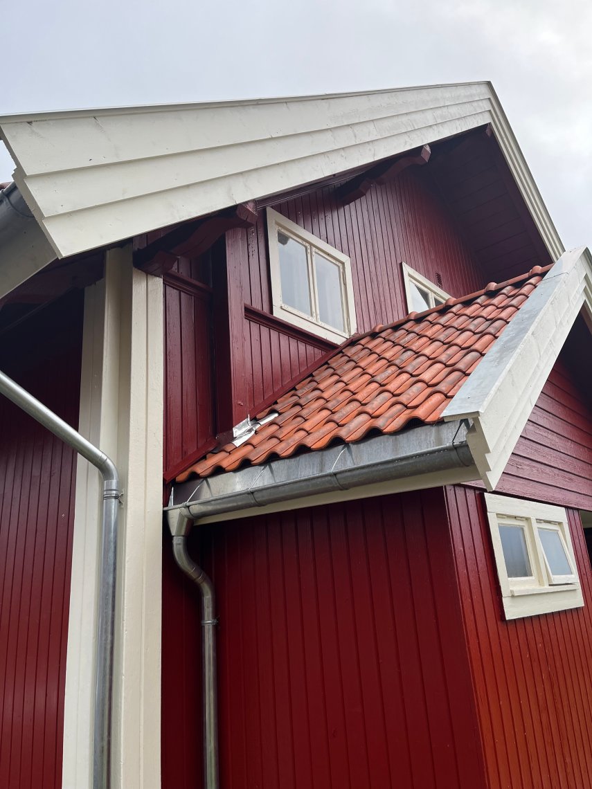 Hus sett fra siden med detaljer