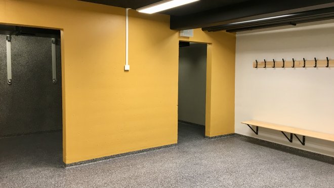 Bilde av garderobe i idrettshall