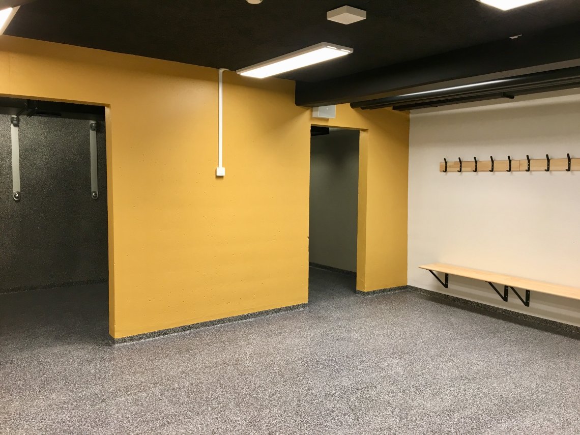 Bilde av garderobe i idrettshall